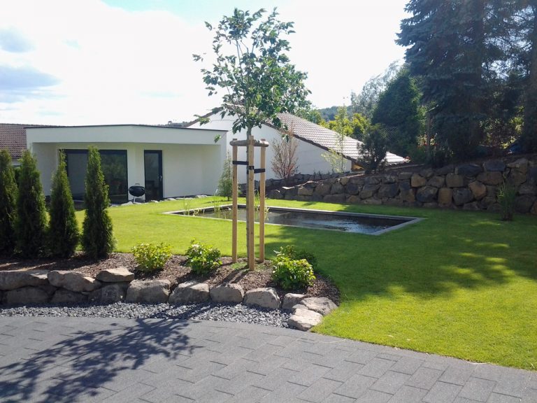 » 3 Teich mit Gartenhaus und Mauern